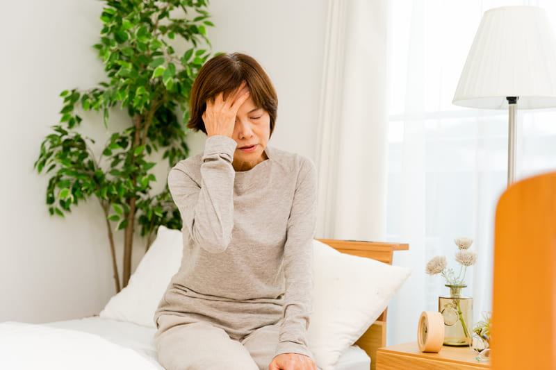 不眠症で体調が悪い女性の写真